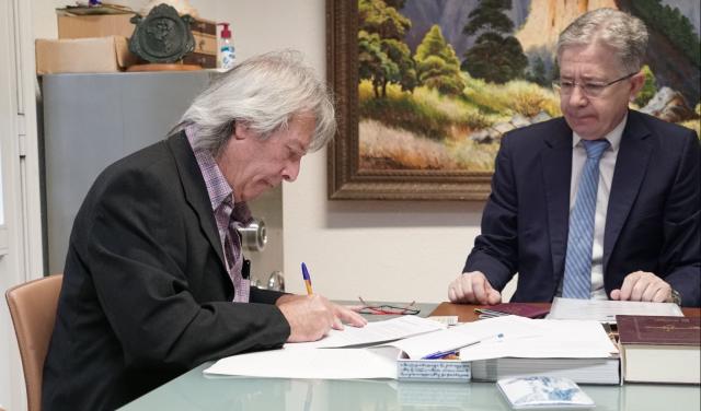 Manuel Collados durante la firma de la Fundación EST