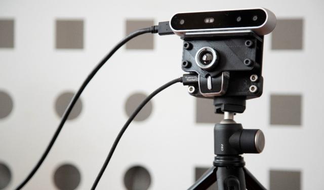 Cámara PINRELL sobre un trípode con un fondo blanco