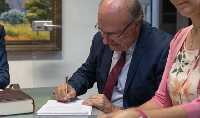 Rafael Rebolo durante la firma de la Fundación EST