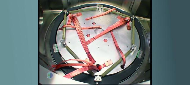 EMIR trusses prototype into the EMCTS test cryostat (August 2005)