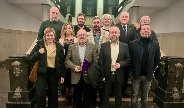 Artemio Herrero Davó sostiene el Premio Institucional a la Investigación de la ULL acompañado de compañeros y compañeras del IAC 