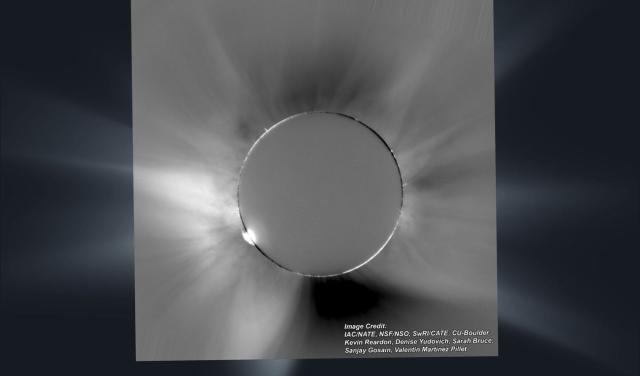 Imagen superpuesta de la corona Solar captada por el equipo NATE en Palencia en el eclipse total de Sol del 12 de agosto sobre la última predicción realizada unas horas antes del eclipse por el IAC y el grupo Predictive Science Inc de California 