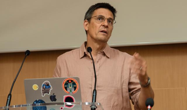 Didier Queloz durante su conferencia en el Aula del IAC Didier Queloz durante su conferencia en el Aula del IAC