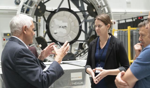 Bethany Ehlmann junto al director del IAC, Valentín Martínez Pillet, durante la visita a las instalaciones del IAC