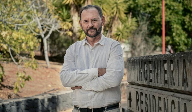 Eduardo L. Martín Guerrero de Escalante en el exterior de la sede central del Instituto de Astrofísica de Canarias (IAC)