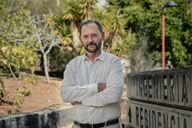 Eduardo L. Martín Guerrero de Escalante en el exterior de la sede central del Instituto de Astrofísica de Canarias (IAC)
