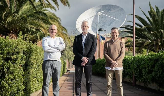 Carlos Blanco, director de estrategia de SENSIA en su visita al IAC junto al responsable de Instrumentación, Marcos Reyes; y el jefe de departamento de Óptica del IAC, José Luis Rasilla.