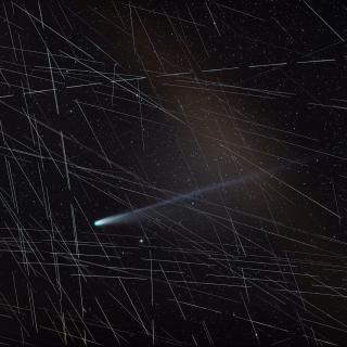 Imagen del cometa C/2025 A6 (Lemmon) en la que se han dejado sobrepuestas las trazas de los satélites