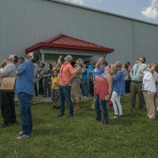 Personas que observan un eclipse solar en Estados Unidos en 2017