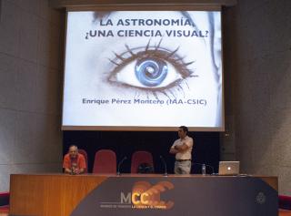 El autor, Enrique Pérez Montero (a la derecha), Profesor Visitante en el IAC en el marco del programa Severo Ochoa, durante la presentación de su charla “La astronomía, ¿una ciencia visual?”, en el Museo de la Ciencia y el Cosmos, de Museos de Tenerife, acompañado del director de este museo, Antonio Mampaso. Foto: Pedro Bento (MCC).