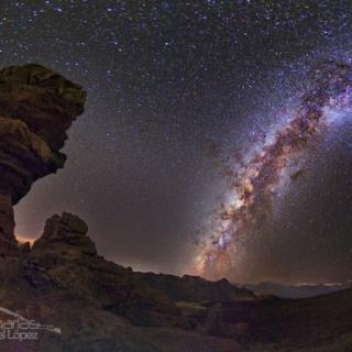 Milky Way and Stone Tree. Crédito: Daniel López / IAC. Milky Way and Stone Tree. Crédito: Daniel López / IAC.