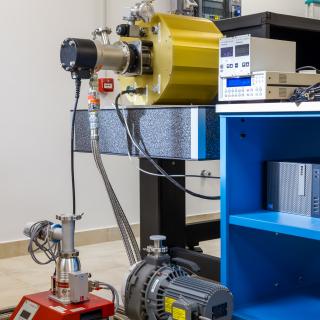 Vista de parte del equipamiento utilizado para la caracterización de detectores astronómicos Vista de parte del equipamiento utilizado para la caracterización de detectores astronómicos. Cilindro metálico acoplado a una pequeña máquina enfriadora y a una bomba de vacío
