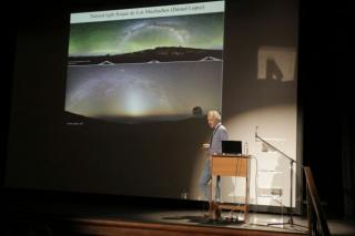 Sergio Ortolani, primer ponente del segundo bloque de la jornada mostrando imágenes del cielo de La Palma tomadas por el astrofotógrafo Daniel López. Crédito. Elena Mora (IAC). Sergio Ortolani, primer ponente del segundo bloque de la jornada mostrando imágenes del cielo de La Palma tomadas por el astrofotógrafo Daniel López. Crédito. Elena Mora (IAC).