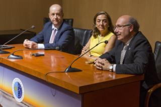 La secretaria de Estado de I+D+i del MINECO, Carmen Vela (en el centro), acompañada por el director del IAC, Rafael Rebolo (a la derecha), y el consejero de Economía, Industria, Comercio y Conocimiento del Gobierno de Canarias, Pedro Ortega (a la izquierd La secretaria de Estado de I+D+i del MINECO, Carmen Vela (en el centro), acompañada por el director del IAC, Rafael Rebolo (a la derecha), y el consejero de Economía, Industria, Comercio y Conocimiento del Gobierno de Canarias, Pedro Ortega (a la izquierd