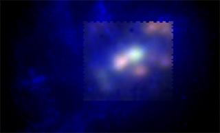 Imagen de falso color de la galaxia UCM2325+2318. En verde y rojo se muestra la emisión del nitrógeno y del hidrógeno presentes, respectivamente, en el gas caliente (10,000 grados) de esta galaxia. En azul se muestra la emisión de las estrellas a partir d 11817