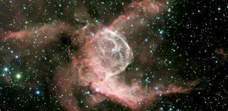 Sh2-298 o NGC2359, una de las nebulosas cuyo espectro se ha analizado en este trabajo. Combinación de imágenes en filtros B (azul), R (verde) y H-alfa (rojo), obtenidas con la Wide Field Camera del Telescopio Isaac Newton (INT), del Grupo de Telescopios I 11828