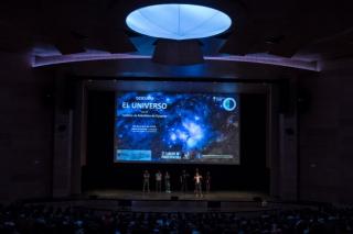 Imagen cedida por ACIISI. Asistentes a la charla "Descubre el Universo" celebrada en el Palacio de Formación y Congresos de Puerto del Rosario (Fuerteventura). En el escenario, de izquierda a derecha: Enric Pallé, José Alberto Rubiño, Casiana Muñoz-Tuñón, 11898