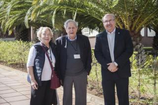De derecha a izquierda: Rafael Rebolo, director del IAC; Claude Cohen-Tannouji, premio nobel de Física en 1997; y Jacqueline Veyrat, su esposa. Crédito: Inés Bonet (IAC). De derecha a izquierda: Rafael Rebolo, director del IAC; Claude Cohen-Tannouji, premio nobel de Física en 1997; y Jacqueline Veyrat, su esposa. Crédito: Inés Bonet (IAC).