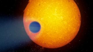 Artistic representation of the giant exoplanet WASP-69b, wich loses its atmosphere in the form of a tail. Credit: Gabriel Pérez Díaz, SMM (IAC). Artistic representation of the giant exoplanet WASP-69b, wich loses its atmosphere in the form of a tail. Credit: Gabriel Pérez Díaz, SMM (IAC).