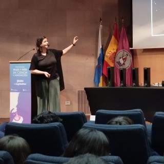 Taller integrado en el evento 'Hoy Visibles, Mañana Inspiradoras' La divulgadora señala al público un área del cielo que aparece en la pantalla