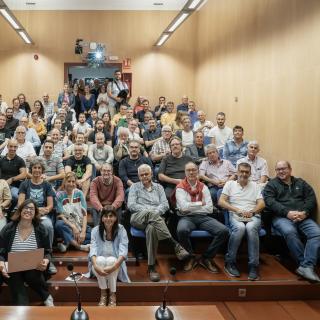 Valentín Martínez Pillet posa con parte de la audiencia de su presentación en el Aula de la sede central del IAC