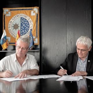 The representing of EST-FC, Arturo Collados and the director of the IAC, Valentín Martínez Pillet / Inés Bonet (IAC) The representing of EST-FC, Arturo Collados and the director of the IAC, Valentín Martínez Pillet / Inés Bonet (IAC)