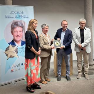 El presidente del Cabildo de La Palma, Sergio Rodríguez, entrega la estrella a Jocelyn Bell juntoa Eva Villaver y a Garik Israelian. El presidente del Cabildo de La Palma, Sergio Rodríguez, entrega la estrella a Jocelyn Bell juntoa Eva Villaver y a Garik Israelian.
