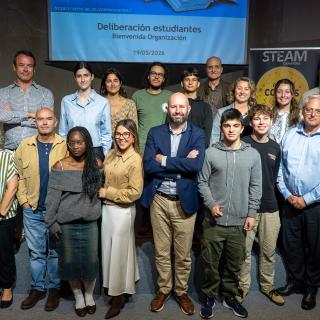Organizadores y estudiantes durante la selección del Premio Cosmos estudiantes