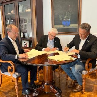 IAC y la Fundación Canaria Reserva Mundial de la Biosfera La Palma firma un acuerdo para luchar contra especies exóticas invasoras IAC y la Fundación Canaria Reserva Mundial de la Biosfera La Palma firma un acuerdo para luchar contra especies exóticas invasoras