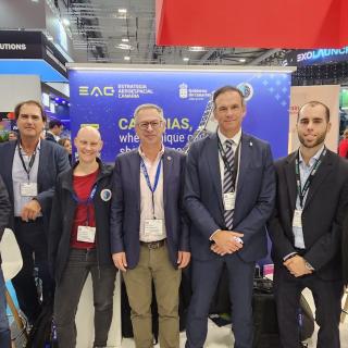 El equipo de IACTEC-Espacio y del Centro de Sistemas Ópticos Avanzados (CSOA), junto con representantes del Gobierno de Canarias, la Zona Especial Canaria (ZEC), el Parque Tecnológico de Fuerteventura, ACISI y PROEXCA en la feria Space Tech Expo Europe