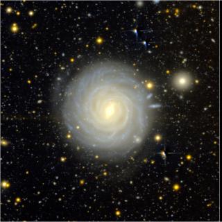 Comparación entre una galaxia observada (izquierda) y una galaxia simulada (derecha) que muestra similitudes en masa y tamaño.