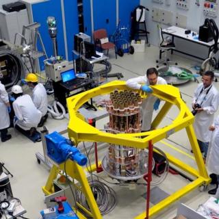 Personal de ingeniería del IAC trabajando en una de las Salas de Armado, Integración y Verificación (AIV) Personal de ingeniería del IAC trabajando en una de las Salas de Armado, Integración y Verificación (AIV)
