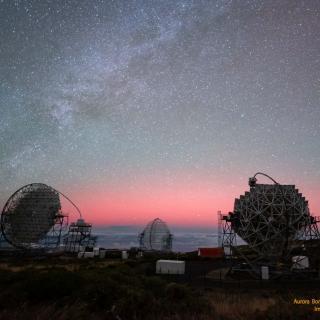 Imagen de los telescopios de la red CTAO en el Observatorio del Roque de los Muchachos tomada en octubre de 2024 con auroras boreales de fondo / Antonio González (Cielos de La Palma) Imagen de los telescopios de la red CTAO en el Observatorio del Roque de los Muchachos tomada en octubre de 2024 con auroras boreales de fondo / Antonio González (Cielos de La Palma)
