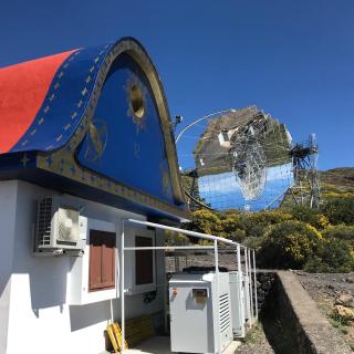 Fachada de la casa de control de MAGIC decorada con motivos inspirados en el sombrero de los Enanos, símbolo emblemático de las Fiestas Lustrales de La Palma