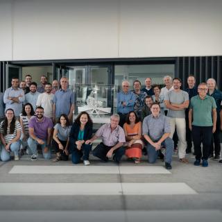 El director del IAC, Valentín Martínez Pillet, con el equipo de ingenieros del Telescopio Solar Europeo junto al panel de revisores internacionales con la maqueta del telescopio, durante la evaluación en Tenerife. / Inés Bonet (IAC) El director del IAC, Valentín Martínez Pillet, con el equipo de ingenieros del Telescopio Solar Europeo junto al panel de revisores internacionales con la maqueta del telescopio, durante la evaluación en Tenerife. / Inés Bonet (IAC)