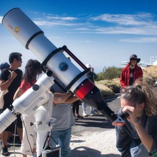 Phellowers realizando una observación solar en el Observatorio del Teide en la edición de 2024. Crédito: Alejandro Amador Phellowers realizando una observación solar en el Observatorio del Teide en la edición de 2024. Crédito: Alejandro Amador