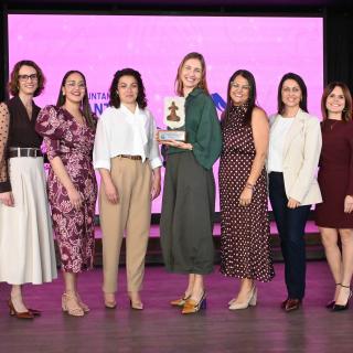 Adriana de Lorenzo-Cáceres Rodríguez en el centro en el momento del acto / Ayuntamiento Santiago del Teide