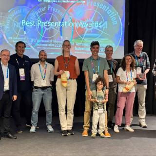 Elvio Hernández Suárez posa junto a otras personas premiadas en SPIE Astronomical Telescopes + Instrumentation 2026.