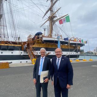 Romano Corradi (GTC) y Rafael Rebolo (IAC) frente al Buque Escuela Amerigo Vespucci Romano Corradi (GTC) y Rafael Rebolo (IAC) frente al Buque Escuela Amerigo Vespucci