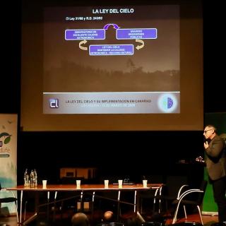 Federico de La Paz (OTPC) durante la jornada 'Contaminación lumínica y biodiversidad’ Federico de La Paz (OTPC) durante la jornada 'Contaminación lumínica y biodiversidad’