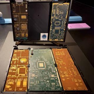 Tarjeta electrónica desarrollada por el IAC para la misión PLATO expuesta junto a otros componentes tecnológicos en la muestra ‘En busca de nuevas Tierras’.