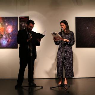 Inauguración de la exposición "100 Lunas cuadradas" en el Instituto Cervantes en Japón. Crédito: Instituto Cervantes. 