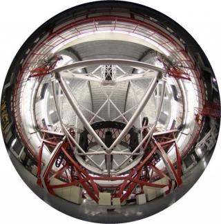 El Gran Telescopio CANARIAS (GTC) fotografiado con un objetivo “ojo de pez”. Autor: Gabriel Gómez Velarde (IAC) 8402