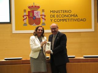 El director del Instituto de Astrofísica de Canarias, Rafael Rebolo, recibiendo la acreditación de excelencia Severo Ochoa de manos de la secretaria de Estado de I+D+I, Carmen Vela. Créditos: Secretaría de Estado de Investigación, Desarrollo e Innovación, 8412