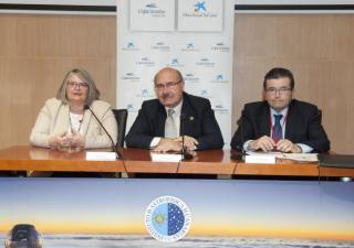 Acto de presentación, celebrado esta mañana en la sede central del IAC, en relación al programa de ayudas establecido por la Obra Social "la Caixa" y la Fundación CajaCanarias. De izquierda a derecha, la directora general de la Fundación CajaCanarias, Nat 8413