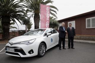 Rafael Rebolo, director of the Instituto de Astrofísica de Canarias (IAC) recieved the vehicle from Masahiro Tajima, president and CEO of Toyota Canarias. Créditos: Elena Mora (IAC). Rafael Rebolo, director of the Instituto de Astrofísica de Canarias (IAC) recieved the vehicle from Masahiro Tajima, president and CEO of Toyota Canarias. Créditos: Elena Mora (IAC).