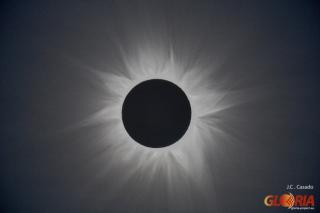 Imagen del Sol tomada desde el Outback australiano (Bob’s Lookup, Queensland, Australia) el 14 de Noviembre de 2012. La espectacular corona es tan simétrica debido a que el Sol está en un periodo de gran actividad. La corona durante el próximo eclipse ten 8419