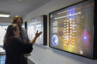 La escritora Elsa López atendiendo a las explicaciones de Alfred Rosenberg, astrofísico y divulgador, en el Instituto de Astrofísica de Canarias (IAC). Crédito: Elena Mora (IAC). 8429