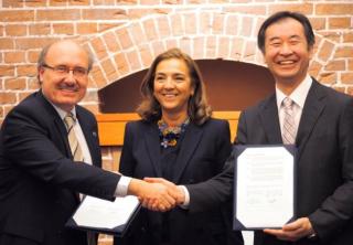 Rafael Rebolo, Director of the Instituto de Astrofísica de Canarias (IAC), Carmen Vela, acting Secretary of State for R+D+i, Japanese Deputy Minister of Education, Culture, Sport, Science and Technology, Tsutomu Tomiokaand, and Taakaki Kajita, Director of Rafael Rebolo, Director of the Instituto de Astrofísica de Canarias (IAC), Carmen Vela, acting Secretary of State for R+D+i, Japanese Deputy Minister of Education, Culture, Sport, Science and Technology, Tsutomu Tomiokaand, and Taakaki Kajita, Director of