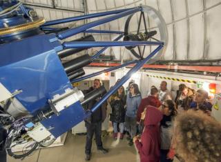 Mostrando cómo funciona un telescopio (el IAC-80), del Observatorio del Teide, a alumnos y profesores del proyecto educativo SolarLab. Crédito: Daniel López/IAC. 8450